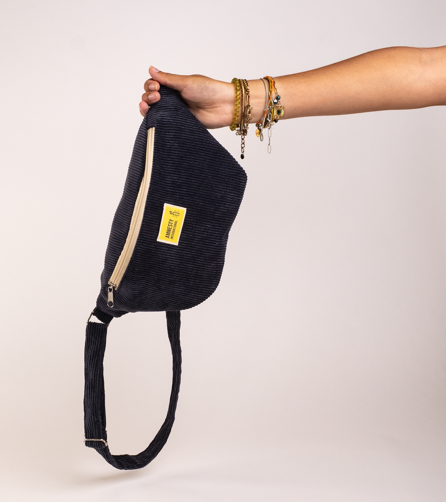 Sac banane en velours gris Amnesty